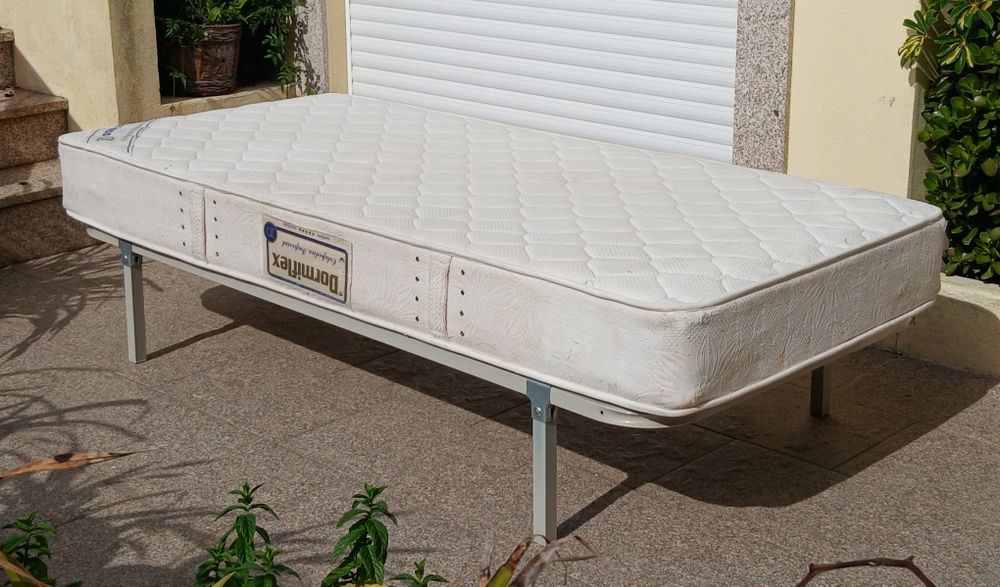 Vendo CAMA de SOLTEIRO/ESTRADO com pés e colchão como novo. Possibilidade de entrega
