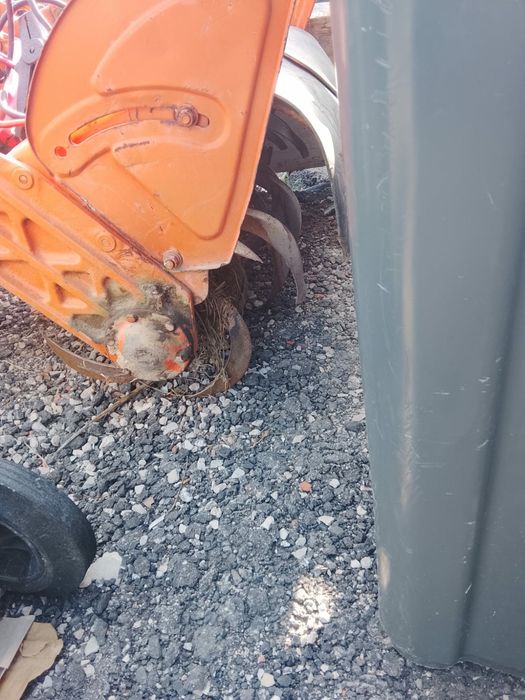 Kubota B6000 (Tração 4x4) impecável com frese e reboque.