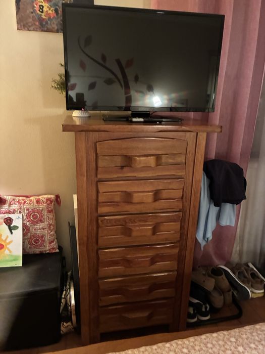 Quarto completo,  com cama de casal, duas meseas de cabeceira, comoda com espelho e  movel alto com gavetas. Praticamente novo em  madeira .