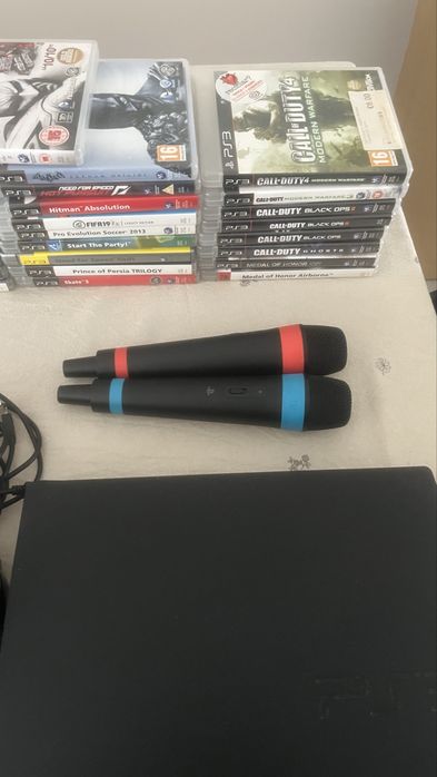 Ps3 com comandos, microfone e varios jogos