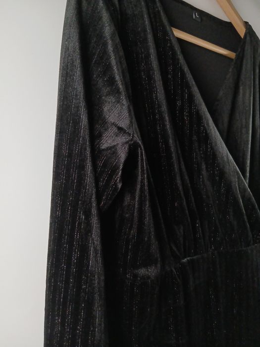 Elegancka czarna sukienka damska z połyskująca nitką L
