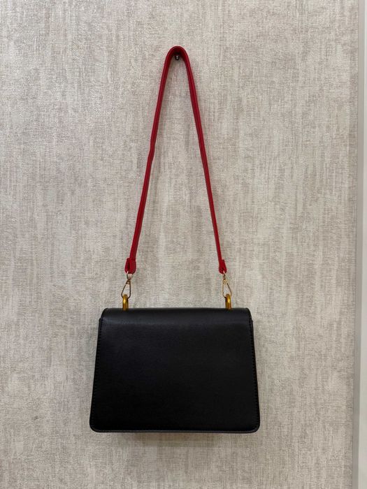 Mała torebka na pasku dlugim