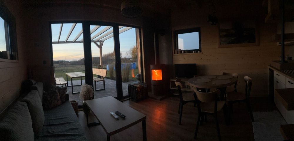 Domek między łąkami