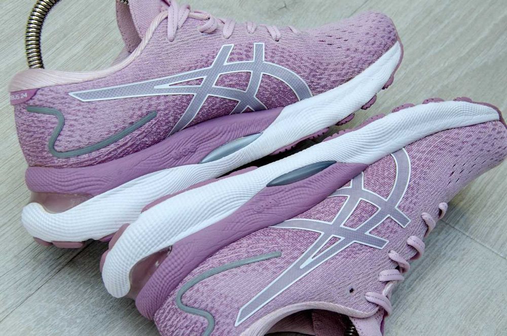 Кросівки жіночі Asics Gel Nimbus 24. Устілка 24,7 см