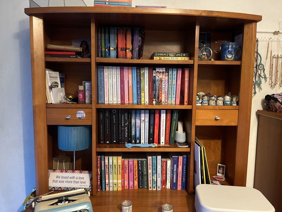 Secretaria com estante