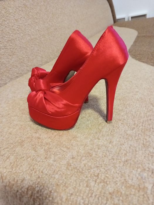 Продам туфлі на підборах