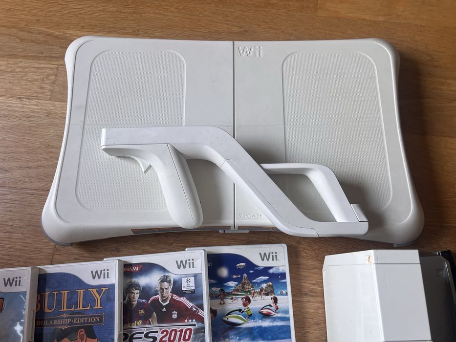 Nintendo Wii Completa + Balance Board + 3 Comandos + 11 Jogos + Acessórios