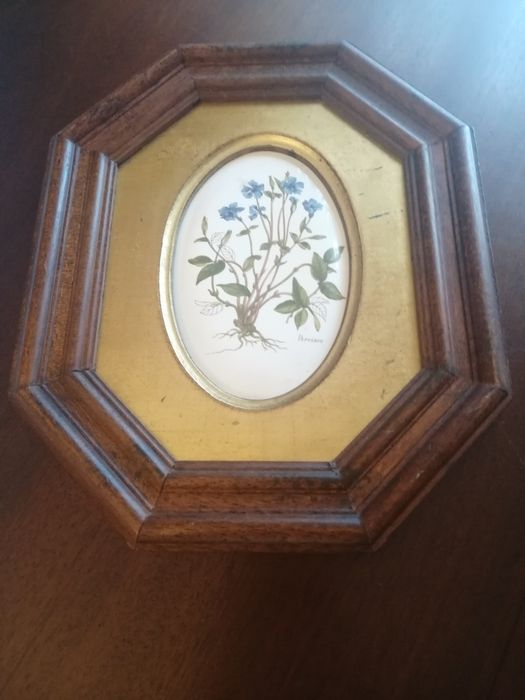 Quadros com moldura em madeira e pintura em cerâmica, vintage.