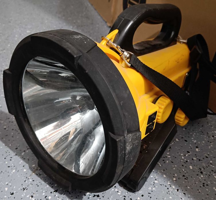 Latarka szperacz reflektor lampa – bardzo mocna, na podstawce, pasek