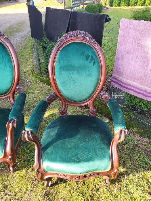 Zestaw pięknych krzeseł