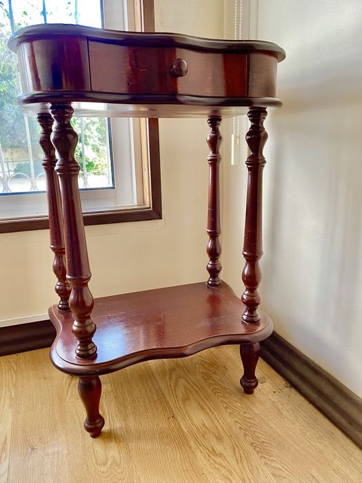 Consola pequena com gaveta