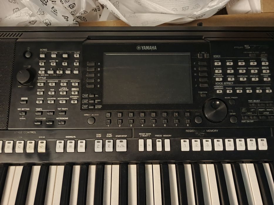 Keyboard Yamaha PSR S775
