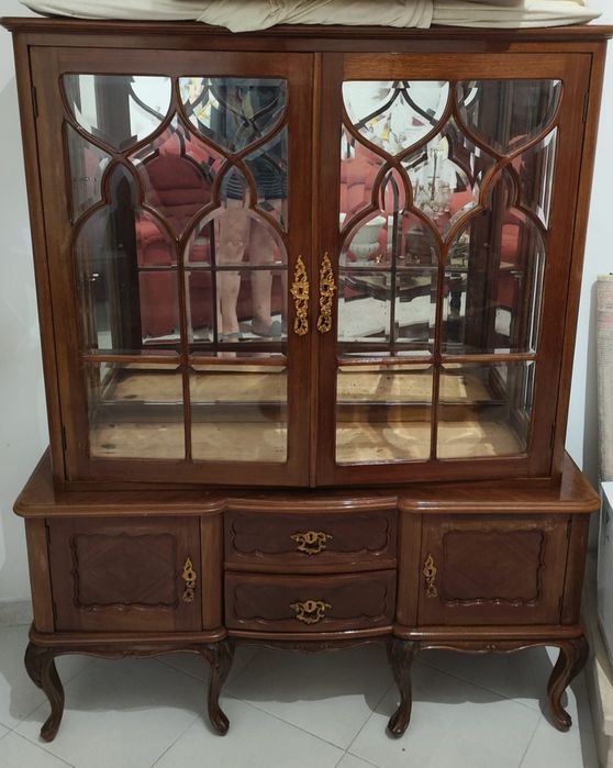 Cristaleira QUEEN ANNE, Vidro Biselado, 2 Espelhos. 120x43x165cm.