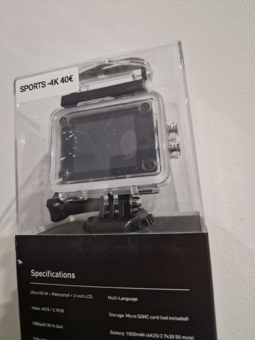 Câmara de Ação Desportiva 4K Ultra HD com 12MP e capacidade à prova de água até 30 metros.