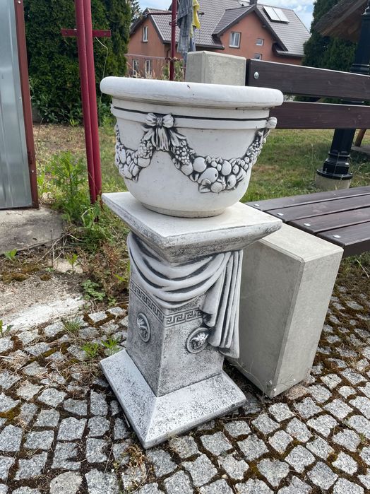 Betonowe posągi i donice ogrodowe