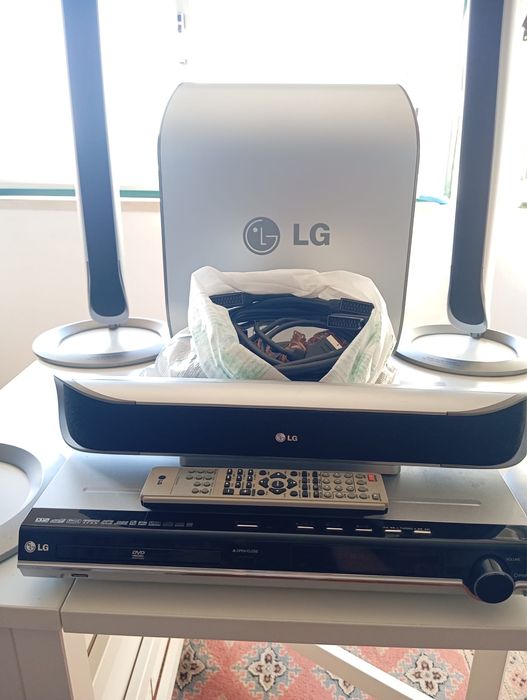 DVD LG com Sistema de Som ( 5 colunas e 1 subwoofer ) com fios
