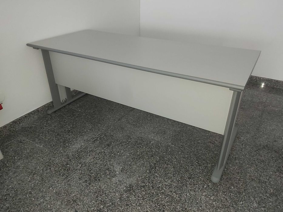 Secretária para escritório ou loja em ótimo estado com 1,80 cm x 80cm.