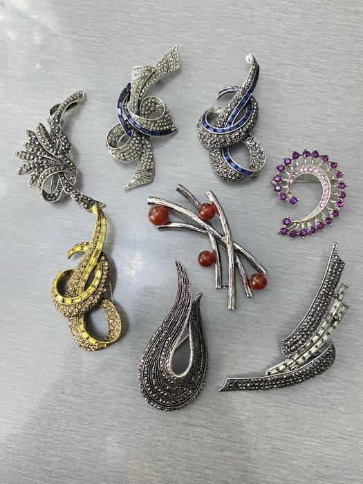 Броши різні тематичні