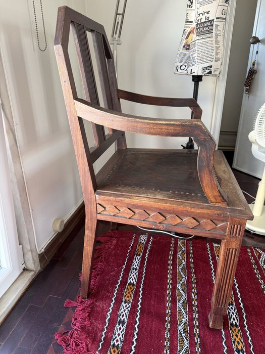 2 Cadeiroes julga-se terem pertencido aos escritorios da Brasileira