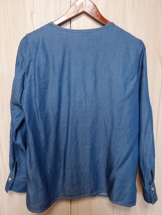 Легкая джинсовая рубашка Massimo Dutti.