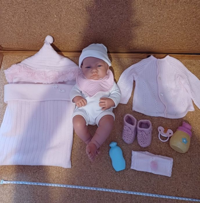 Boneca bebé com roupas e acessórios.
