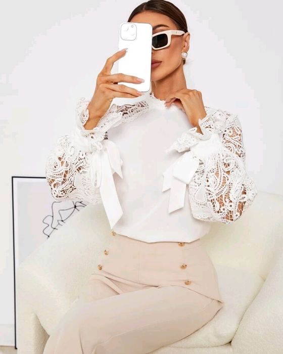 Camisa branca com mangas de renda