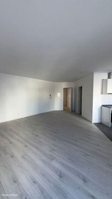 Apartamento T0 com parqueamento e vistas de mar