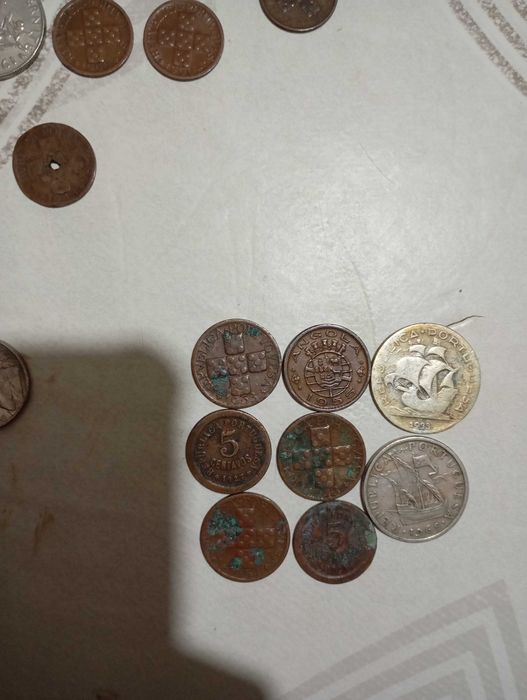 Lote de 130 moedas antigas internacionais para coleção e revenda
