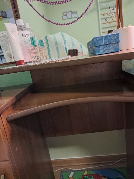 Трюмо, туалетний столик, шафа з дзеркалом