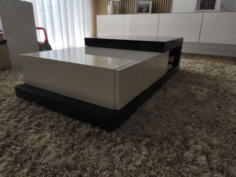 Mesa centro Jom  branco e preto