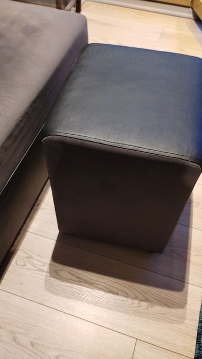 Oddam kanapę z dwiema pufami