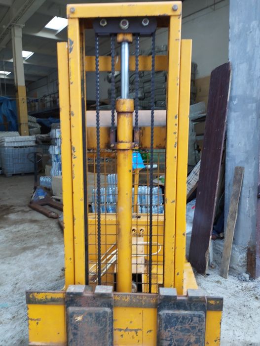 Навантажувач електричний вилковий