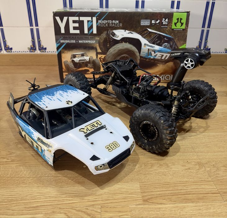 RC crawler Axial