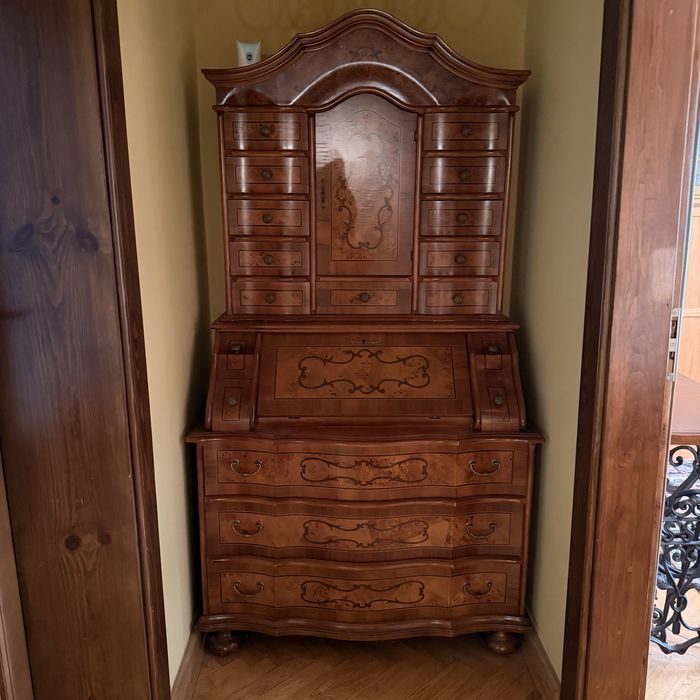 Elegancki sekretarzyk z litego drewna – stylowy, unikatowy