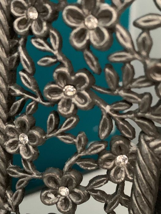 Zestaw 2 Luksusowych Ramek z Kryształkami – Ażur Wzór Kwiatowy