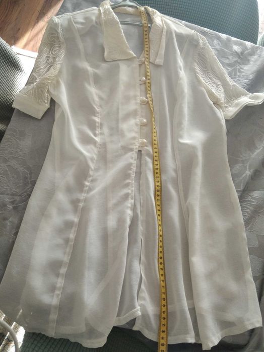 Linda blusa  muito leve com lindos bordados na manga