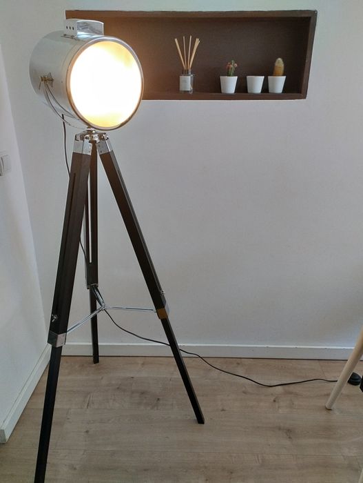 Candeeiro tripé design com holofote