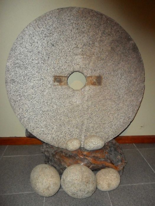 mó de moinho em granito