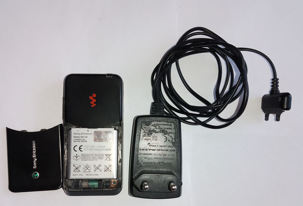 Продам ретро телефон Soni Ericsson W580i.