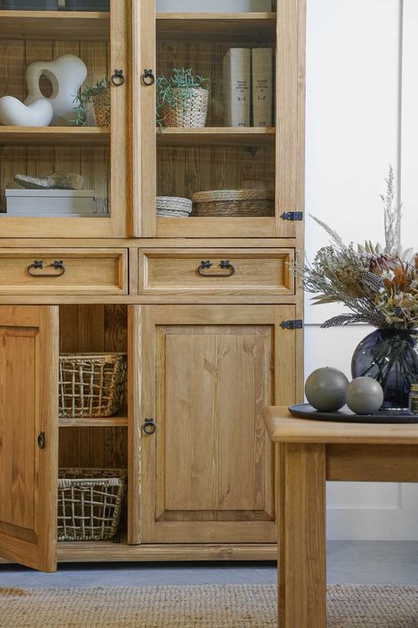 Drewniana witryna przeszklona do salonu z szufladami, rustykalna