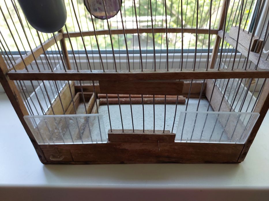 Продам клетку деревянную.