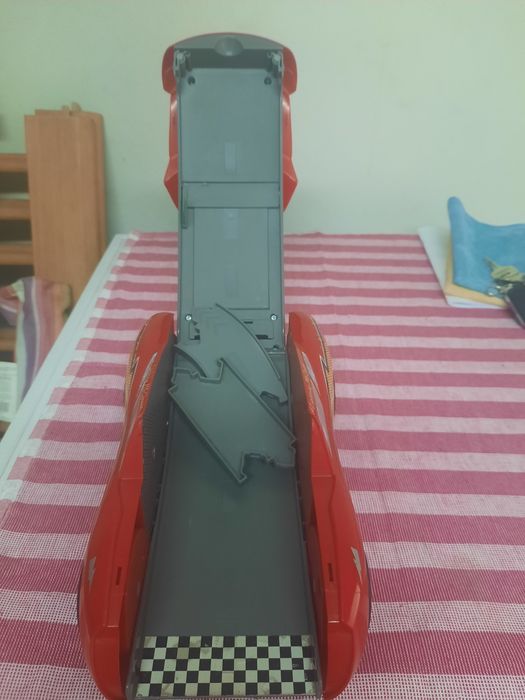 Carro faisca com pista