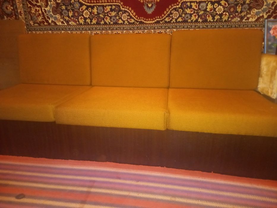 Диван з подушками