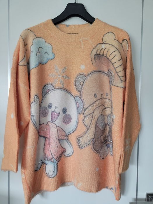 Sweter w misie zdobiony cyrkoniami