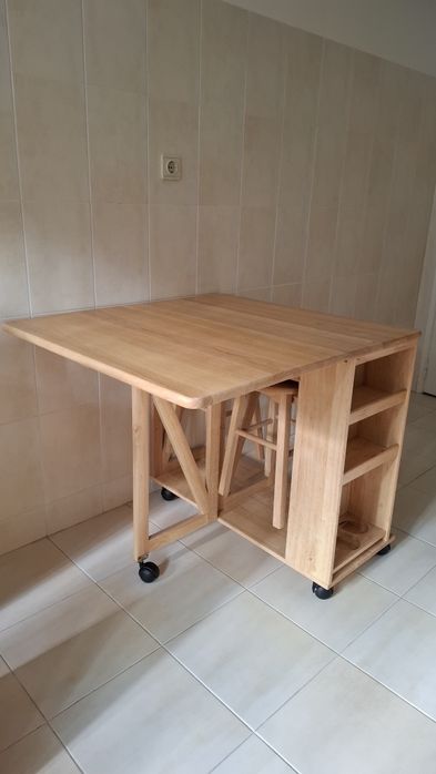 Mesa de cozinha extensível  com 2 bancos