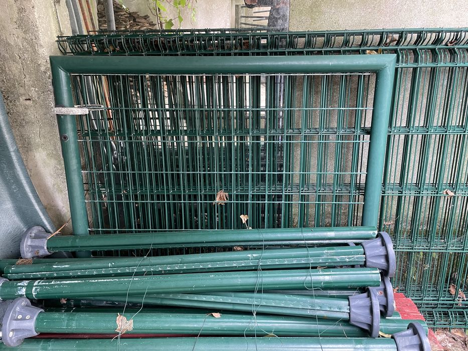 Gradeamento verde em ferro com portão