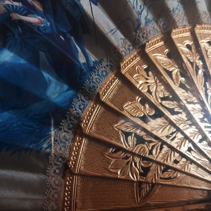 Bonito e Antigo Leque com Moldura, peça em Madeira Folhado a Ouro,