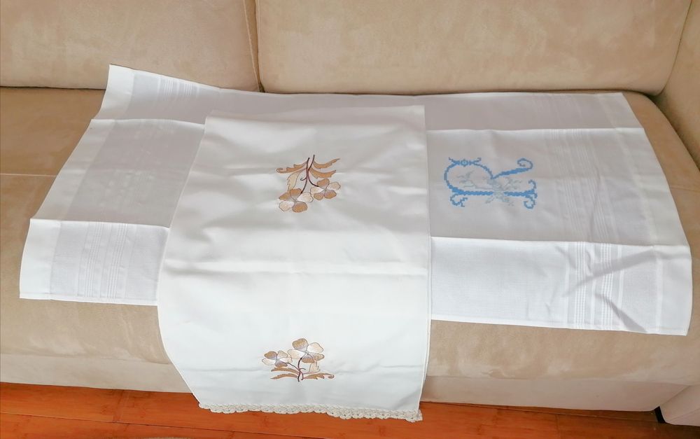 Naperons com decoração bordada