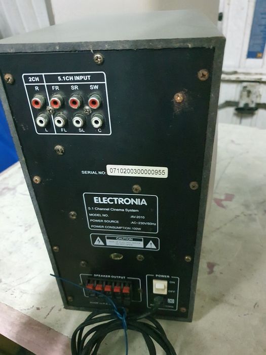 Diversos conjuntos de colunas e Subwoofers