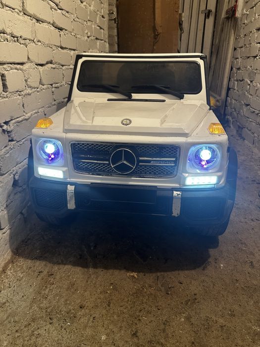 Auto mercedes na akumulatorze